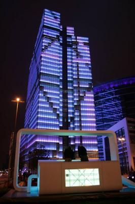 38-этажное здание Dexia Tower благодаря системе из 150 тыс. LED-лампочек способно устраивать незабываемые световые шоу